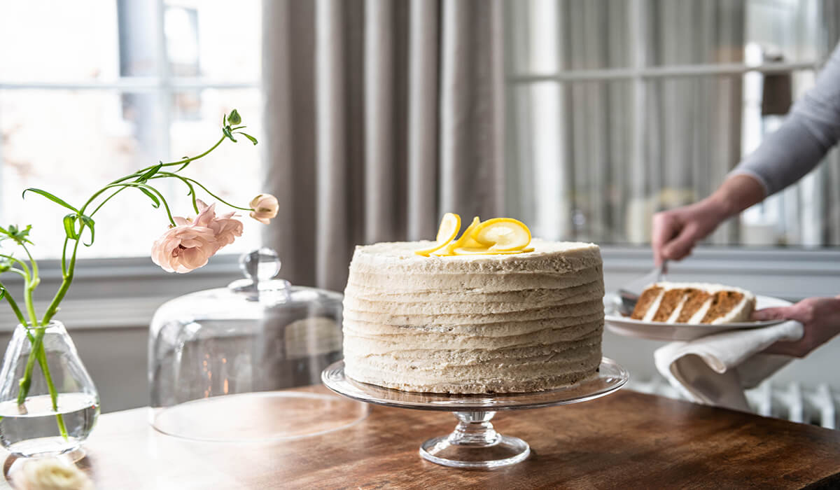 large hartland cakeplate with cake